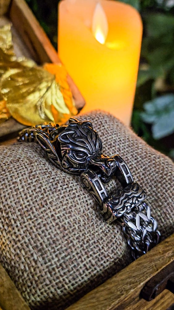 👑The Armored Kingdom Silverfang Wolf Bracelet
