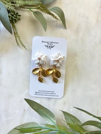 Image 1 of White flowers