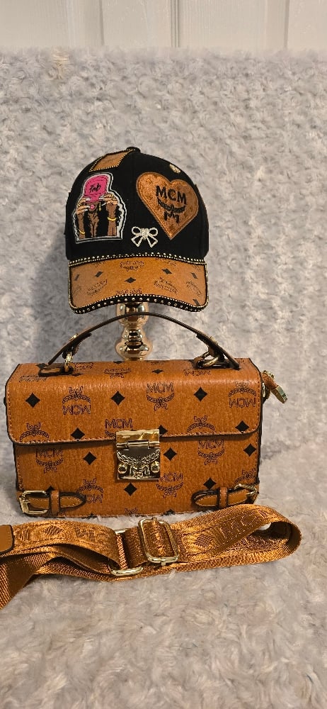 Image of Mackin cutie crossbody w hat