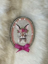 Image 1 of Broche Lapin douceur printanière 