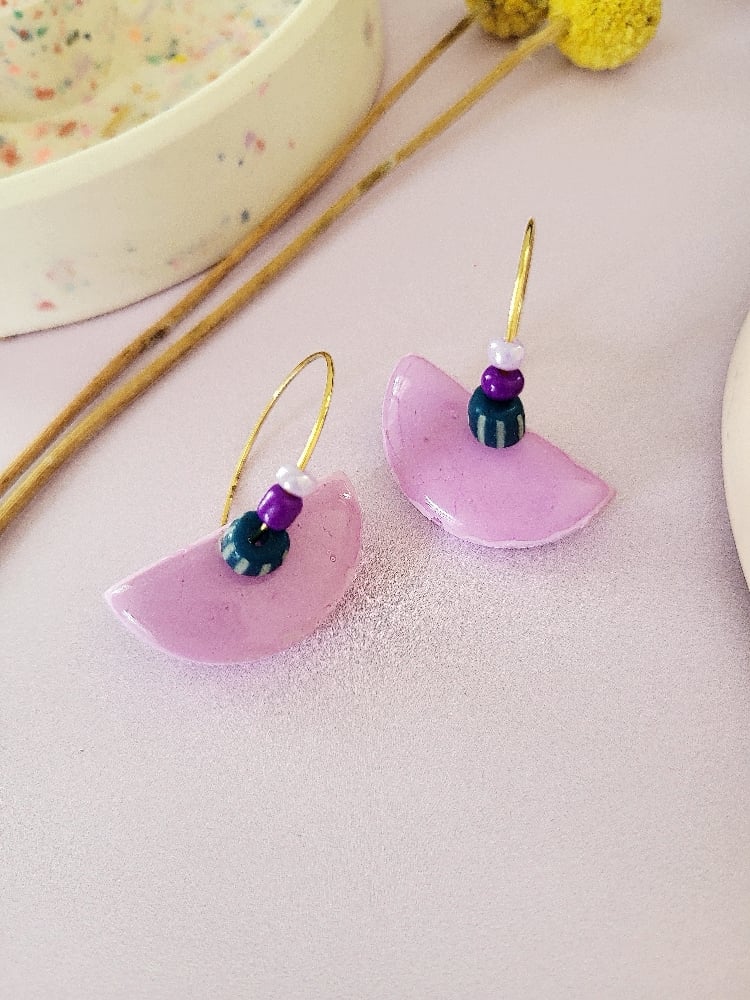 Image of Boucle d'oreilles demie lune lilas