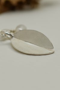 Image 3 of Single-Leaf Silver with linen texture Necklace with Semi-Precious Pearl – Fold Collection 