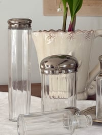 Image 8 of Ensemble ancien de flacons de toilette