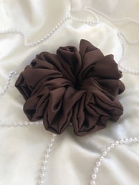 Image 1 of SCRUNCHIE OVERSIZED CHOCOLATE/CZEKOLADA
