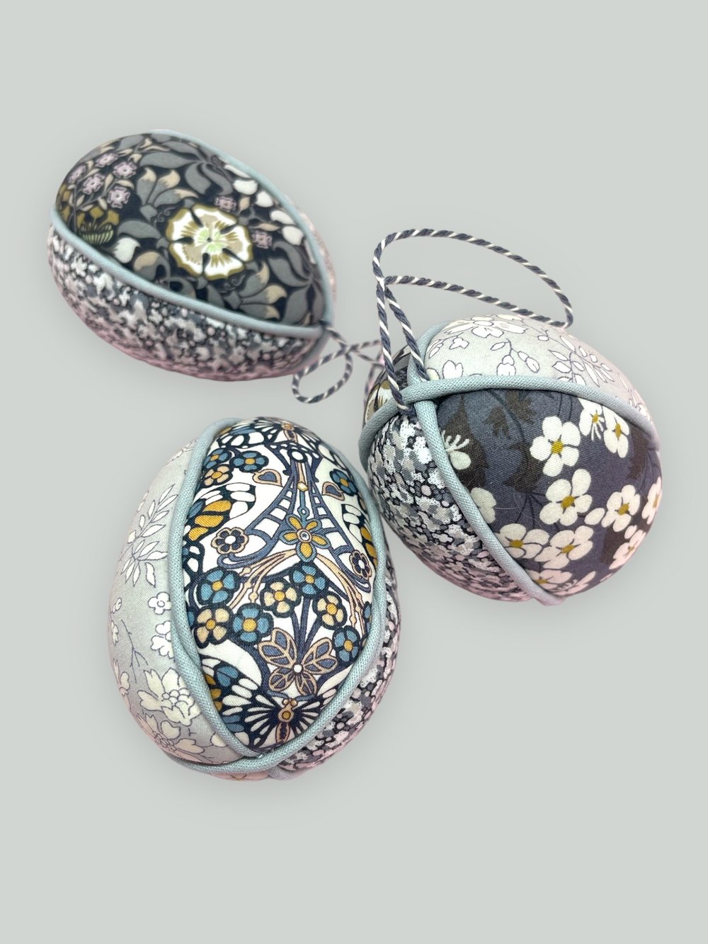 Image of Påskeæg på snor - Grå