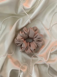 Image 2 of SCRUNCHIE STANDARD CHAMPAGNE/SZAMPAN