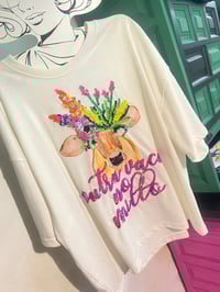 Image 1 of Camiseta bordada a man. OUTRA VACA NO MILLO. Corte SUPER OVERSIzE. Talla única. 