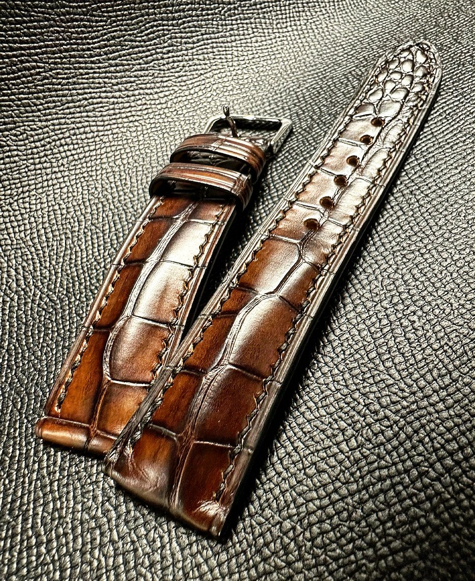 Image of Double patina brown Alligator - Padded Horizontal Cut