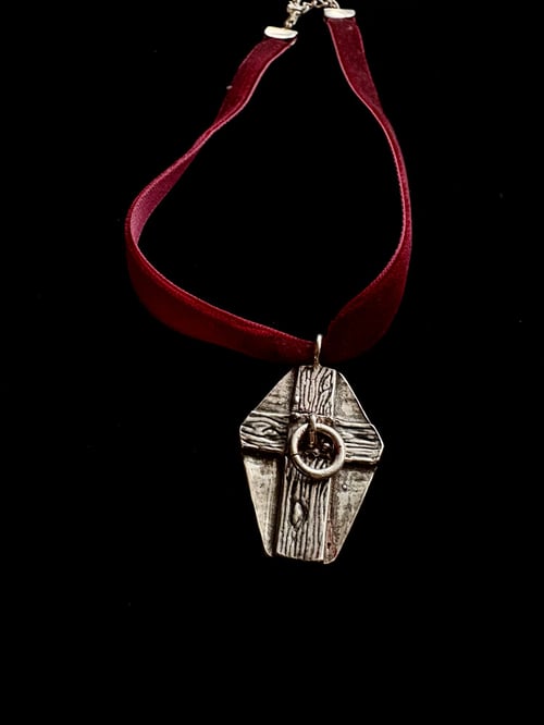 Image of COFFIN DOOR CHOKER