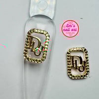 D- logo in rose gold 