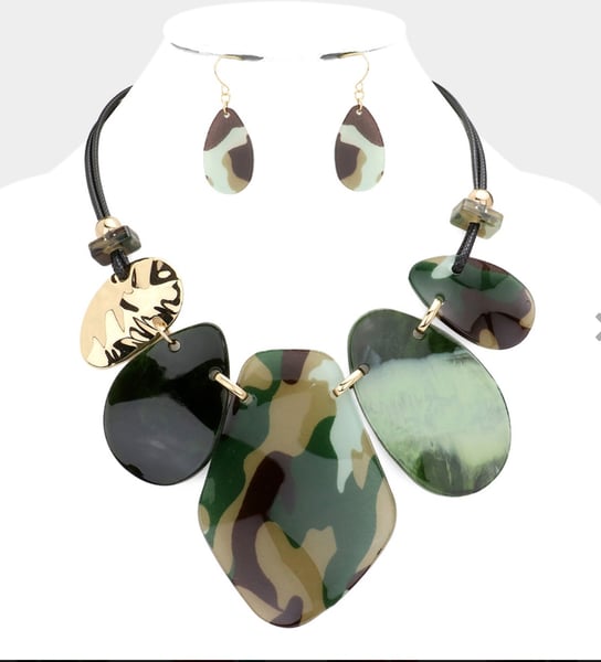 Image of Camouflage Patterned Abstract Resin Metal Link Necklace