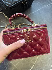 Image 5 of Handle vanity case 