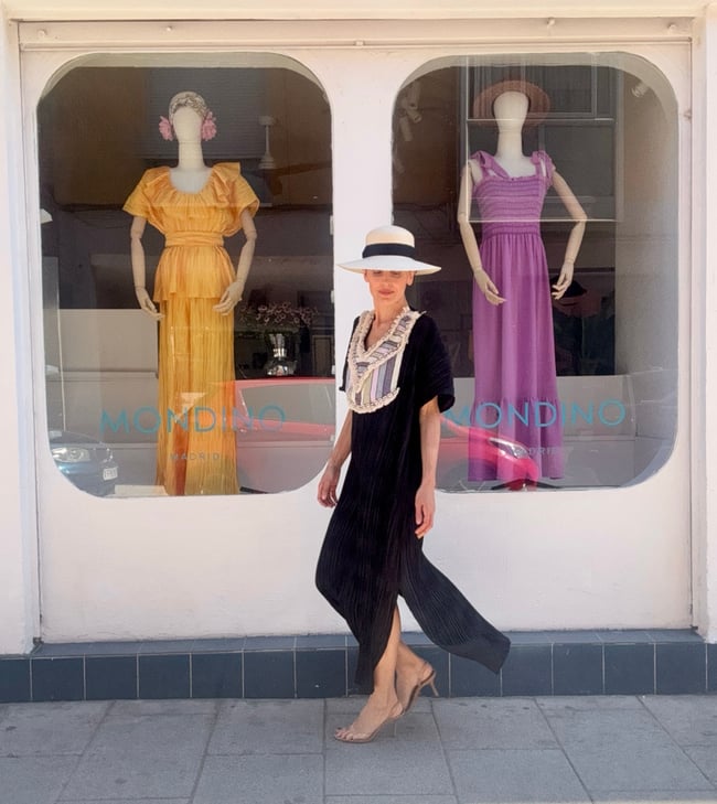 BLACK PLEATED KAFTAN KAFTAN WITH INDIAN NECKLINE