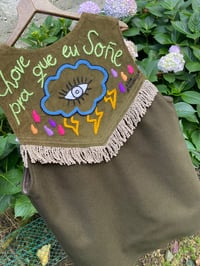 Image 4 of Chaleco feito e bordado a man. CHOVE PRA QUE EU SOÑE. Talla única!