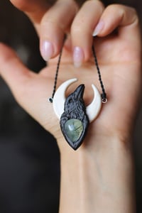 Image 5 of Collana Corvo, Luna e Prehnite