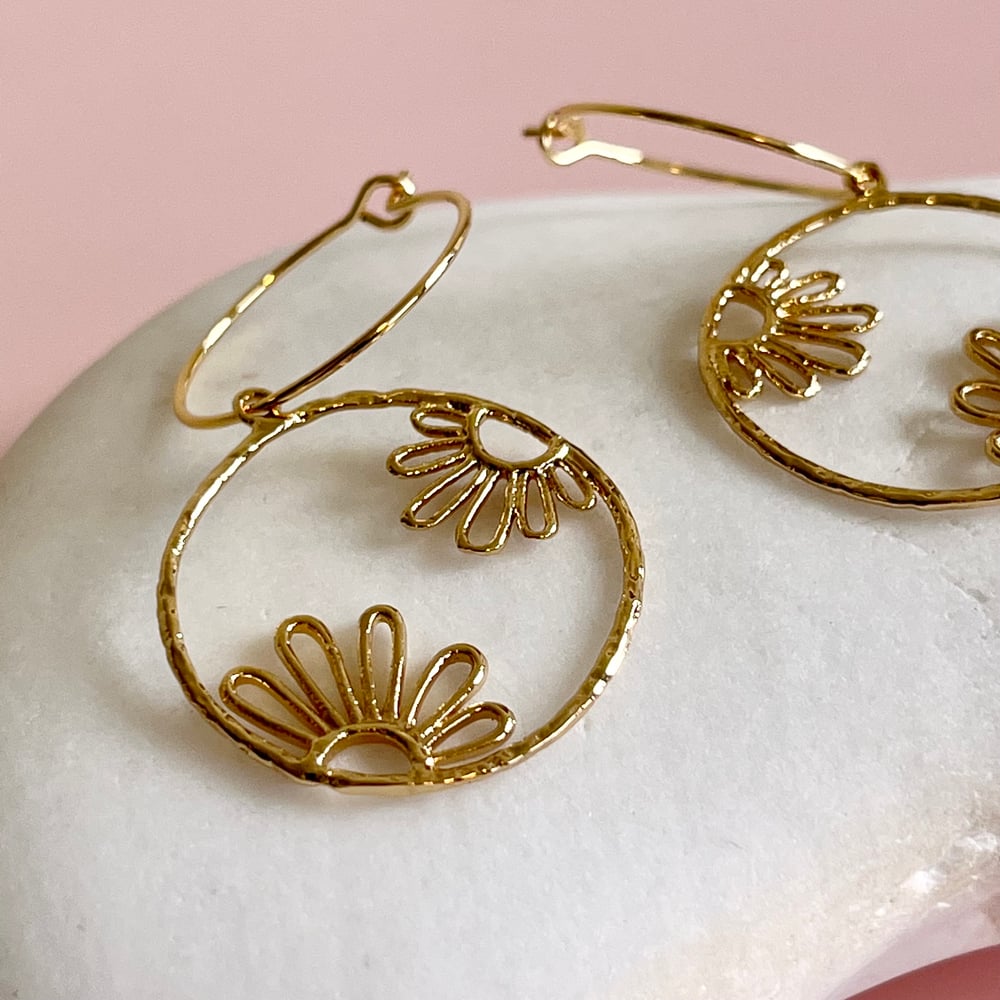 Image of Circle of Flowers earrings 