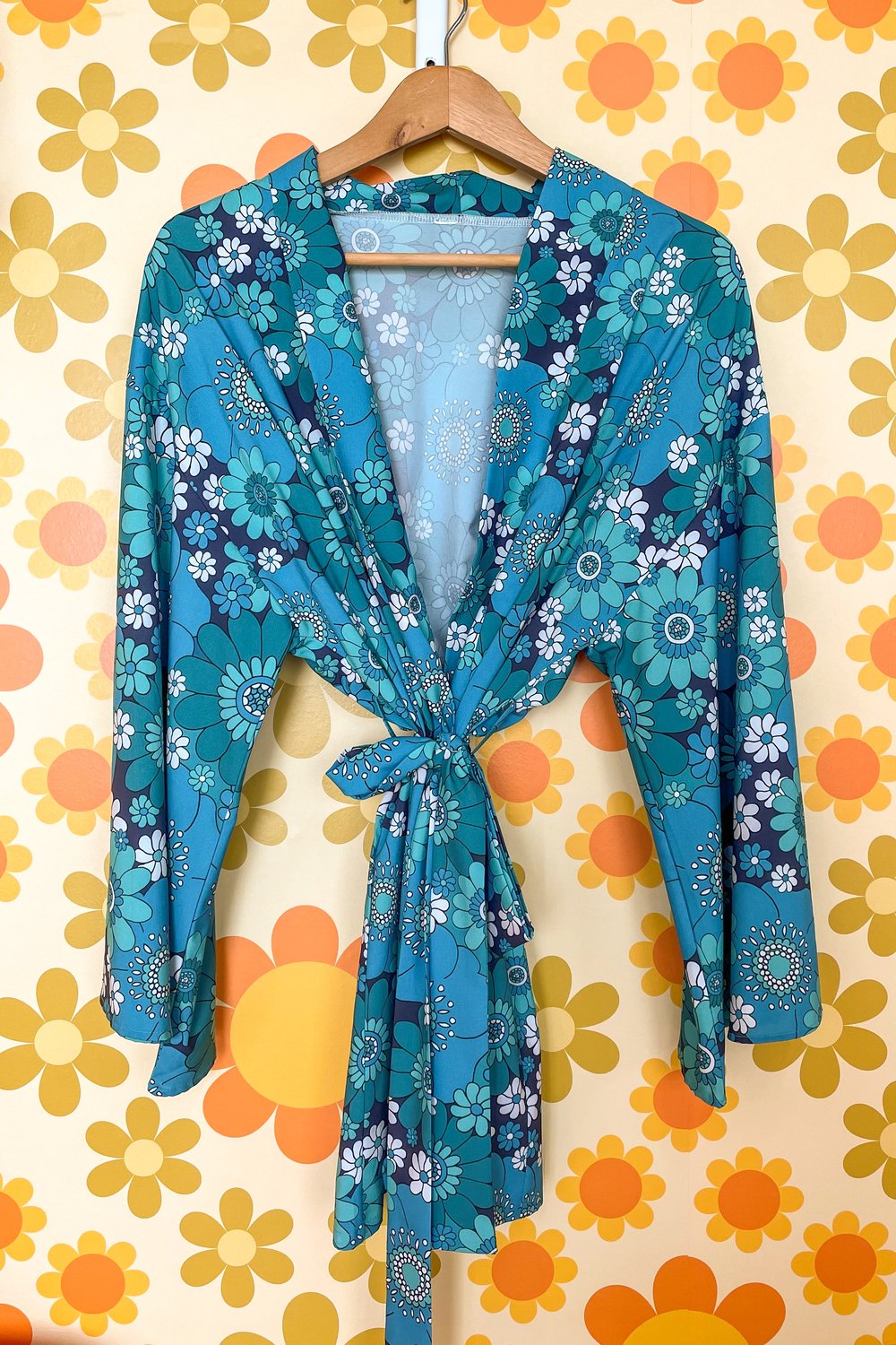 Feelin’ groovy short robe Pushing daisies Blue S ready to ship