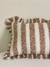Image 6 of Coussin rayé et fleuri à volants