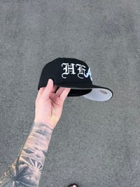Image 2 of BLACK HEAVYWEIGHT ATLANTA BRAVES CUSTOM FITTED CAP