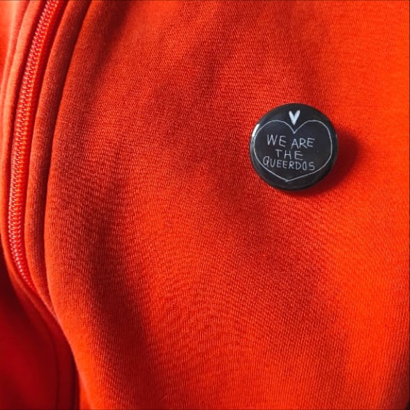 Badge "We are the queerdos" 