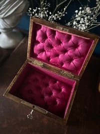 Image 6 of Magnifique boite à bijoux en bois peint et soie capitonnée fuchsia, avec sa clé! XIXème s.