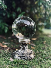 Image 2 of Magnifique boule de cristal de 13cm de diamètre et son support plaqué argent, Art Nouveau