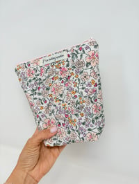 Image 3 of Trousse de toilette haute à poser coton fleurs printanières rose pâle