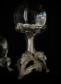Image 4 of Magnifique boule de cristal de 13cm de diamètre et son support en régule argenté, début 1900