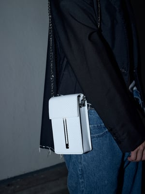 SILVER CHAIN AIRHOLE BOX BAG (WHITE)