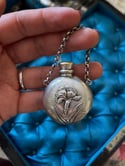 Superbe fiole à châtelaine d’époque Art Nouveau, plaqué argent.