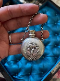 Image 3 of Superbe fiole à châtelaine d’époque Art Nouveau, plaqué argent.
