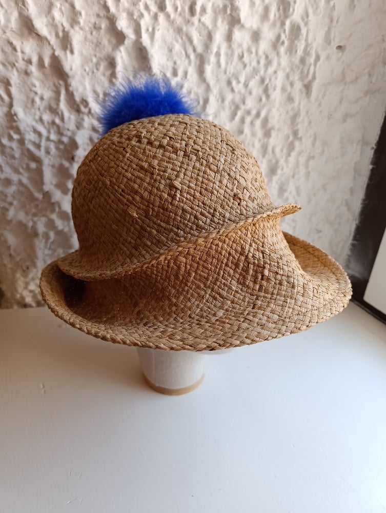 Image of Cappello in rafia pon-pon blu