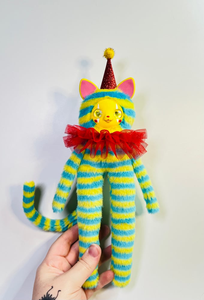 Clown Cat (yellow/blue w/yellow eyes) Image 2
