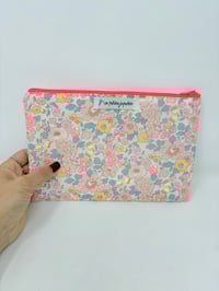 Image 1 of Pochette à livre LA LECTRICE Liberty Betsy barbapapa