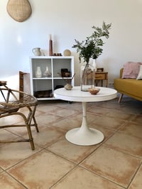 Image 4 of Table basse pied tulipe