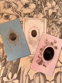 Image 5 of Trois petites photos colodion, bleu, rose et blanche, début 1900