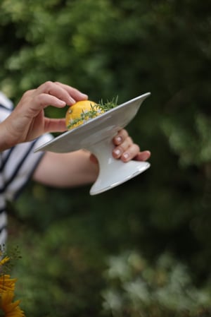 Image of Schale fuer Obst, mit Fuss und feinem, hellblau und goldenem Rand, Porzellan