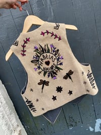 Image 2 of Chaleco bordado a man. HABELAS HAINAS. Talla XL. Deseño exclusivo!