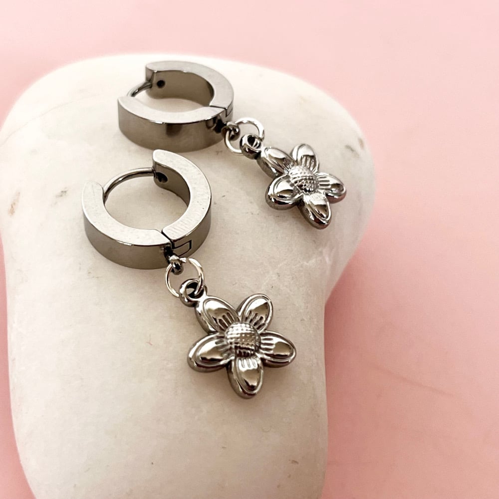 Image of Little Textured Flower Huggies