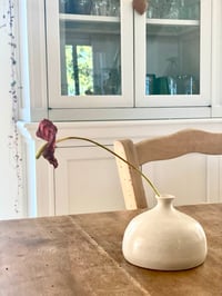 Image 8 of Petit vase signé beige