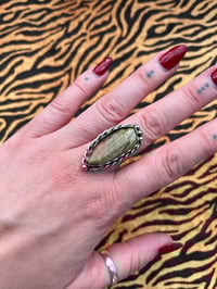 Image 1 of Ring oder Kette aus Sterlingsilber mit grünem Unakite und Silberkugeln