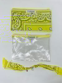 Image 2 of *EN STOCK* Ensemble Pochette passeports, pochette transparente bracelet bandana jaune
