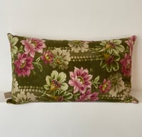 Image 1 of Coussin tissu ancien fleuri.