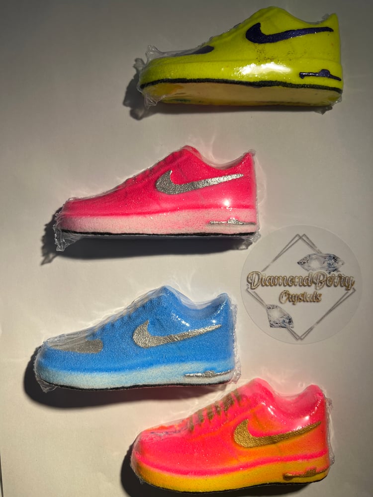 Image of Trainers 1 bath bomb