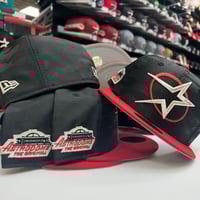 Image 3 of New Era 59Fifty Black Tonal Camo / Scarlet / Gold