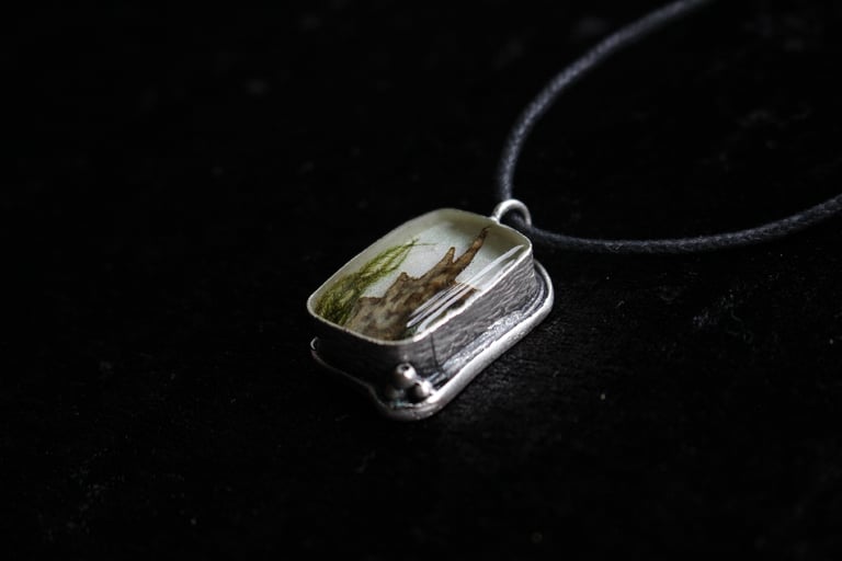 dead good frog paw necklace reduced due to scratch Image 11
