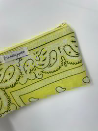 Image 3 of *EN STOCK* Ensemble Pochette passeports, pochette transparente bracelet bandana jaune