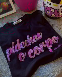Image 1 of Camiseta bordada a man. Pídechas o corpo negra con letras fucsia. Varias tallas. 