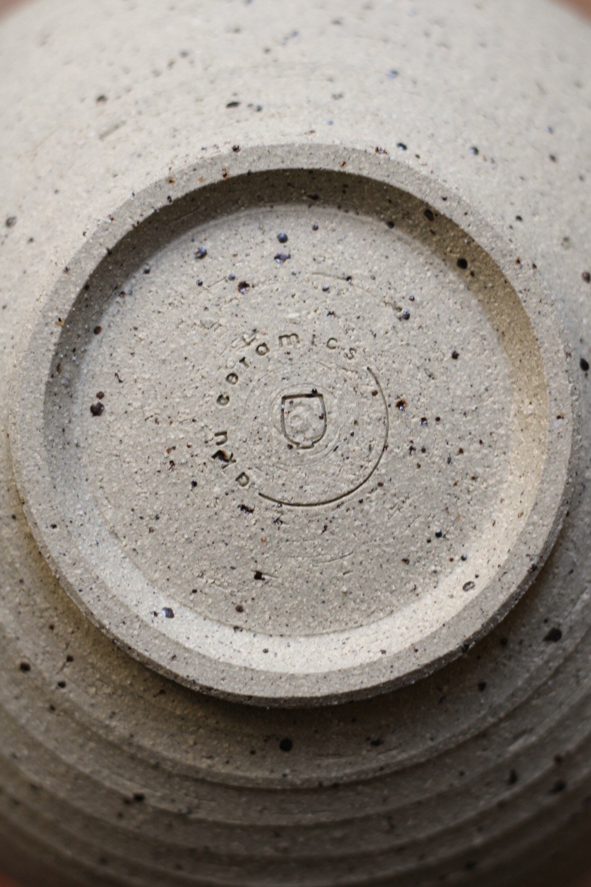 Image of textured vase 04