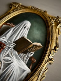 Image 2 of Fantasma en la silla leyendo 